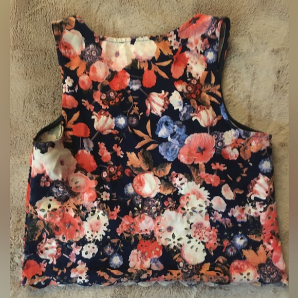 Floral crop with laser cut flowers - Picture 4 of 6